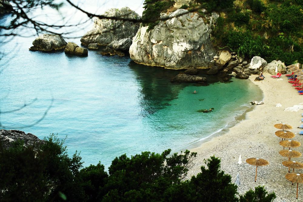 3)	A naše malinká pláž nedaleko penzionu Pavlos ..Piso Krioneri…docela zalidněná..