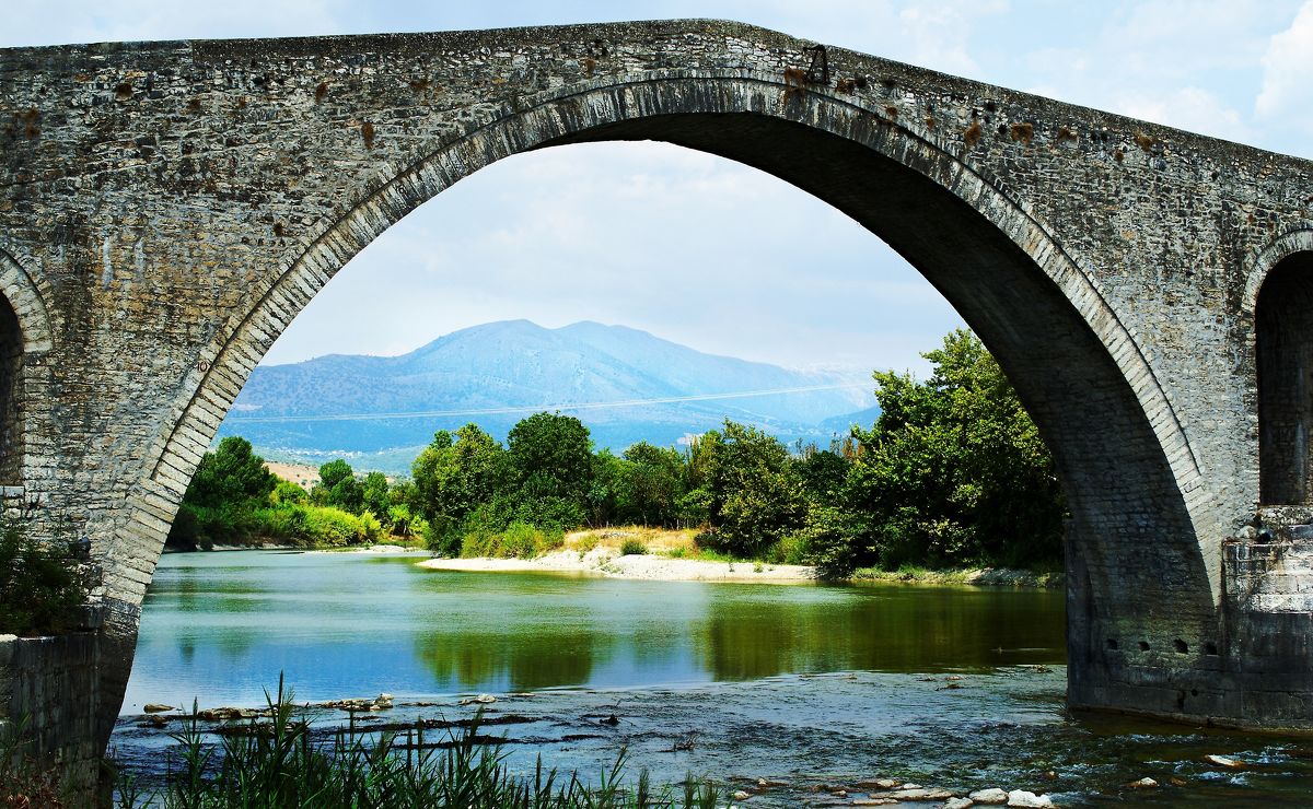 kamenný most na řece Aoos..