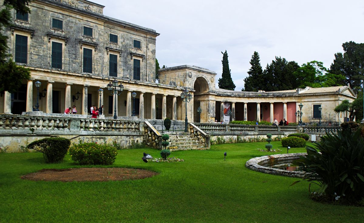 Na severní straně Esplanady stojí Palác sv. Michala a Jiří, který postavili v letech 1819-24 Britové. Později se stal rezidencí řecké královské rodiny a dnes v něm sídlí Muzeum asijského umění.