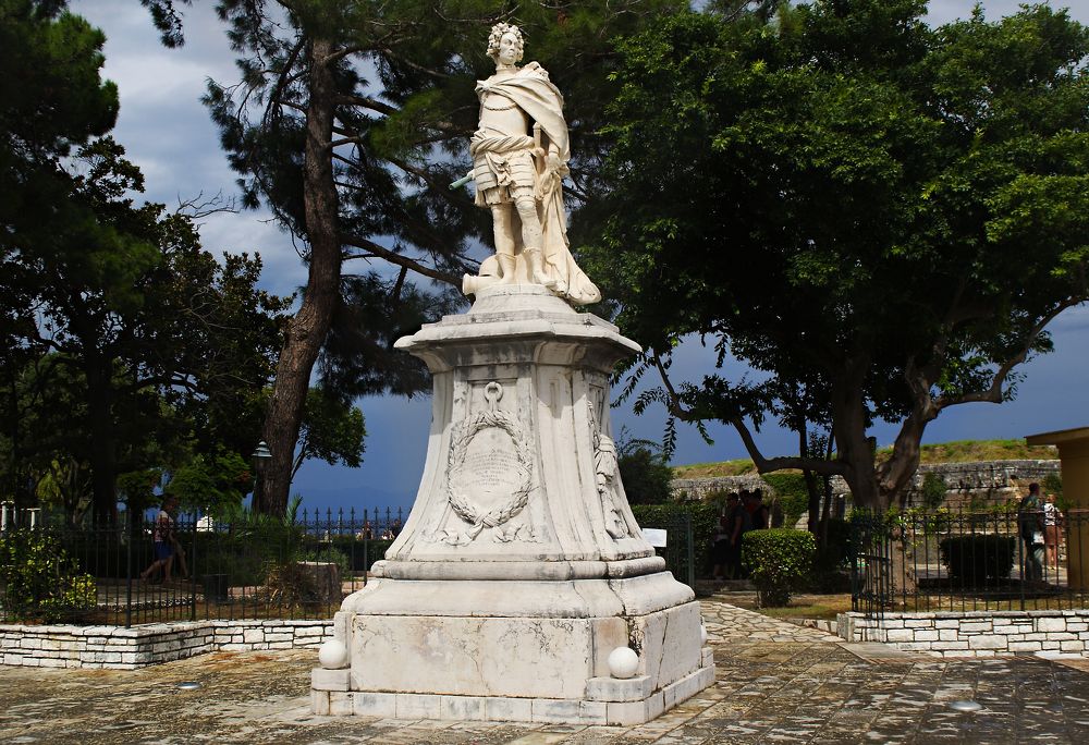 hrabě Johann Matthias von der Schulenburg a dalších 3000 vojáků ubránili v roce 1716 Korfu před útokem Turků…na počest byla hraběti přidělena socha před vstupem do pevnosti..:-)