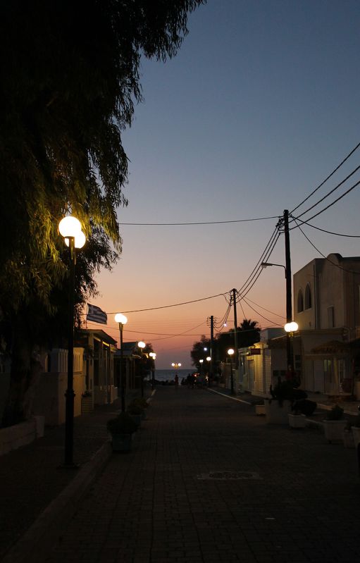 Ulice v Kamari brzy po ránu – jde se fotit svítání
