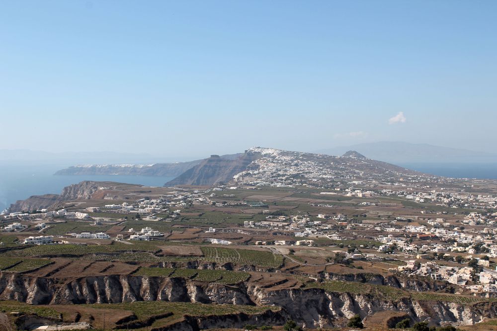 Výhled z Pyrgosu na severní část ostrova