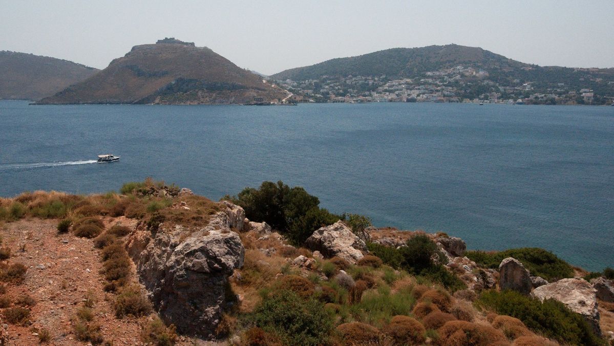 Pohled z kopce nad pláží Dio Liskaria na protější břehy zálivu Alinta, kde se nachází právě již zmiňovaná Aghia Marina s hradem Panteli.