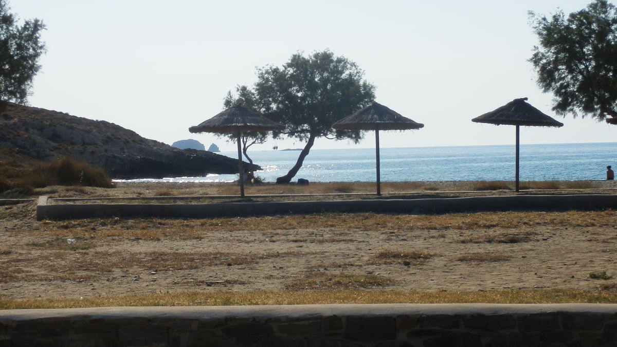 Pláž Parosporos z parkoviště