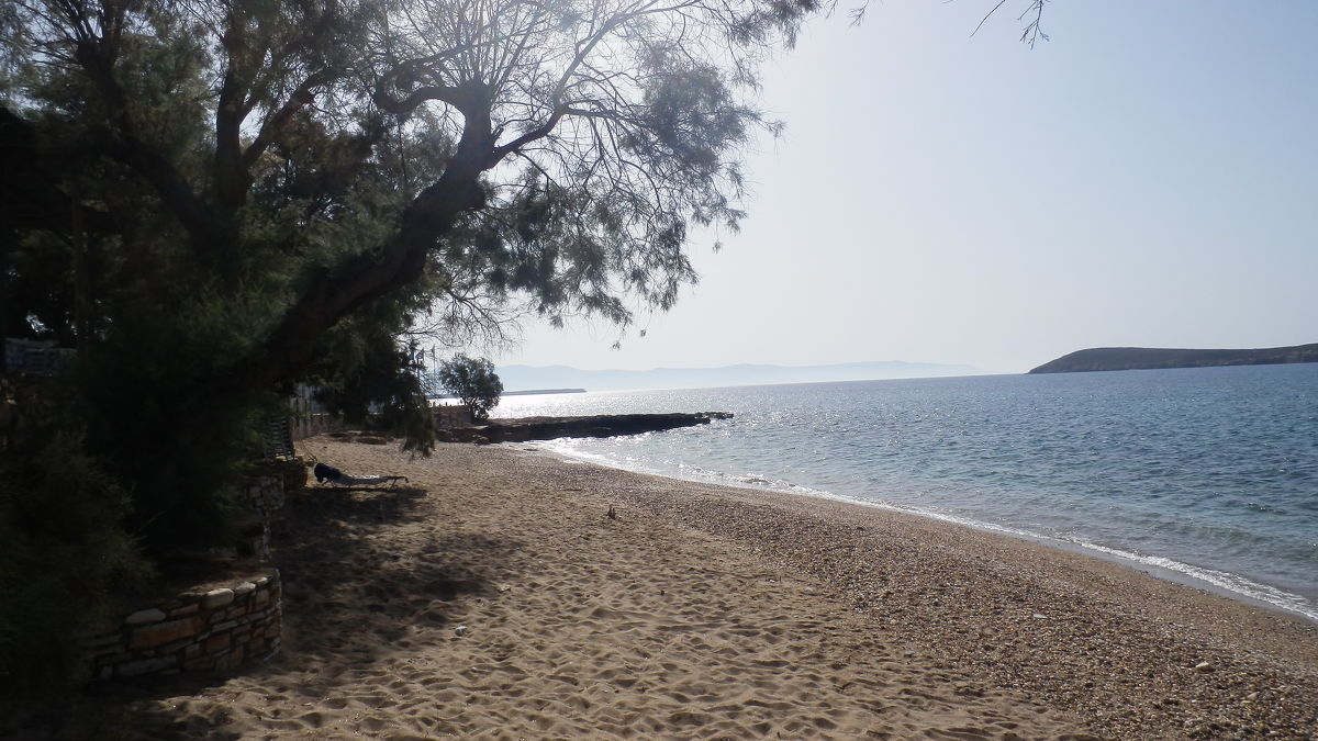 Další ráno se zajdeme podívat na pláž v Driosu. Každý den tam vyzvedáváme Martu s Karlem a místní pláž jsme ještě neviděli