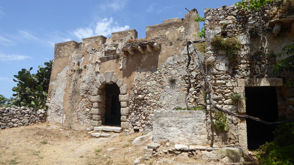 Kousek za Mylopotamosem je vesnička Kato Chora s ruinami benátského hradu