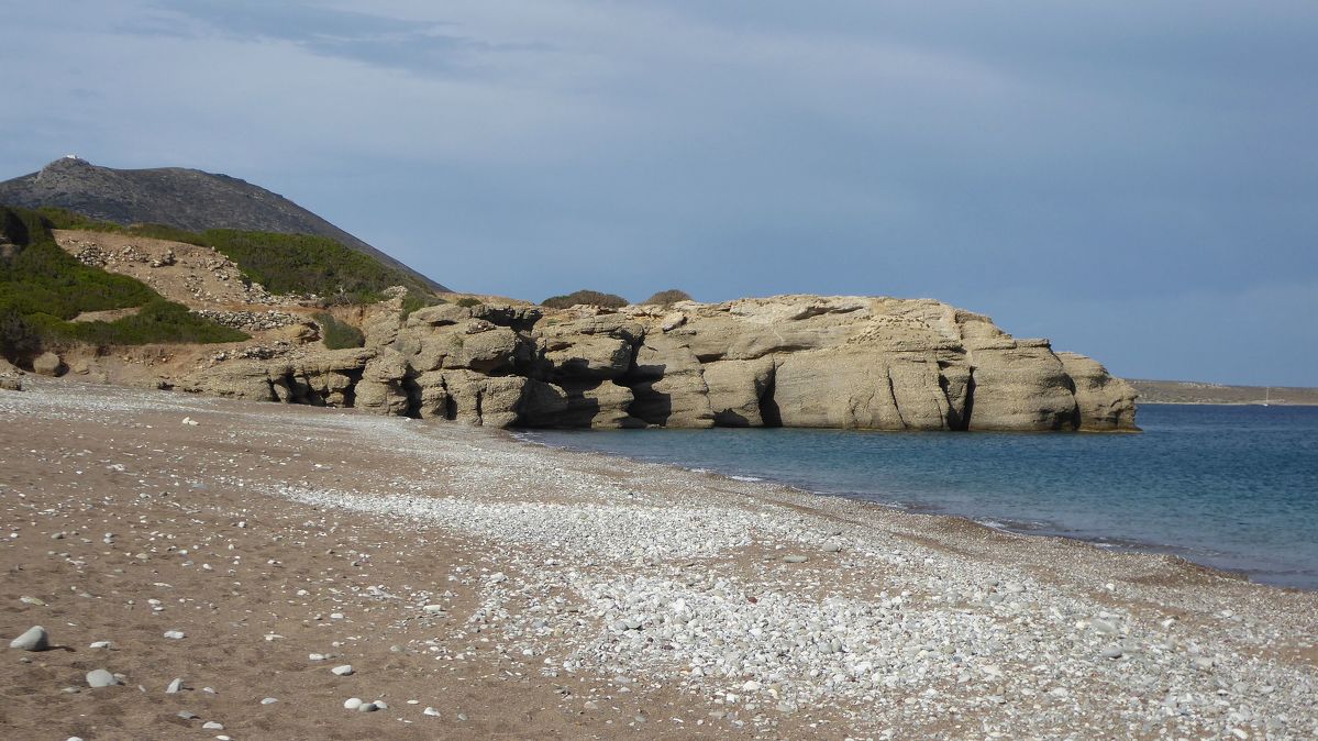 Pěkné koupání je také na pláži Limni, kterou ohraničují skály připomínající lidké profily