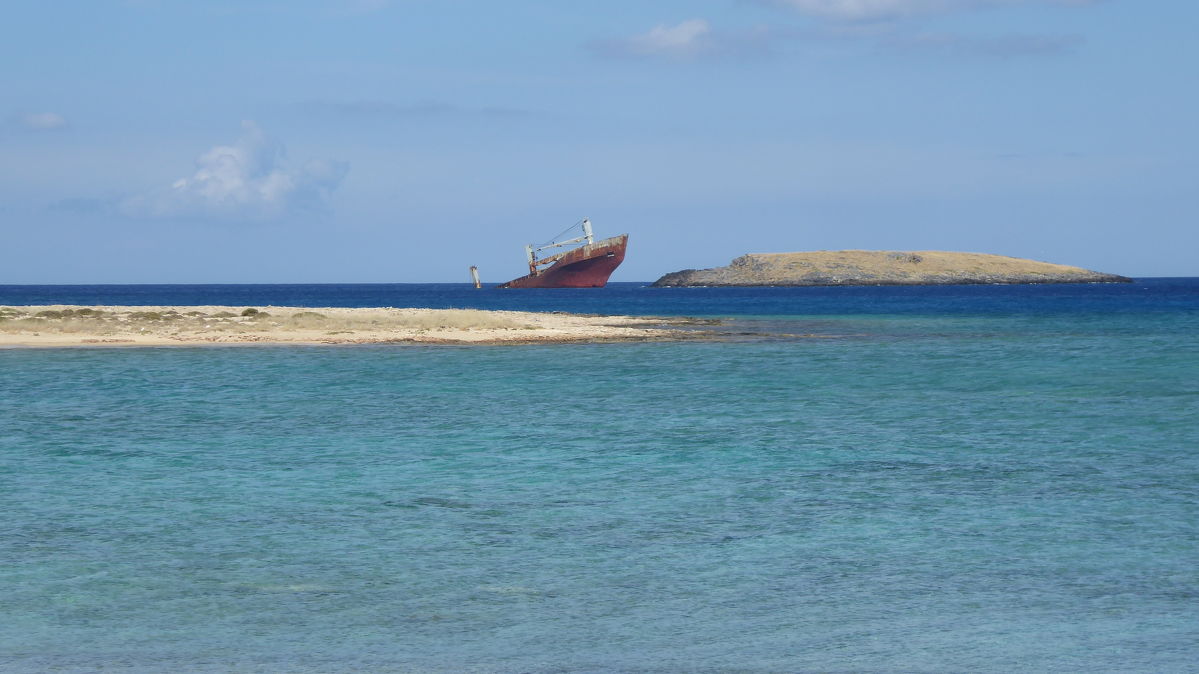 Notoricky známý pohled na vrak lodi u ostrůvku Prasonisi