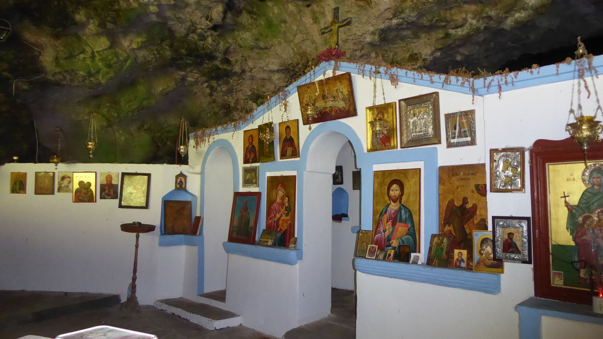 Nedaleko vesničky Kalamos se uprostřed rokle ukrývá jeskyně Agia Sofia s malým kostelíkem