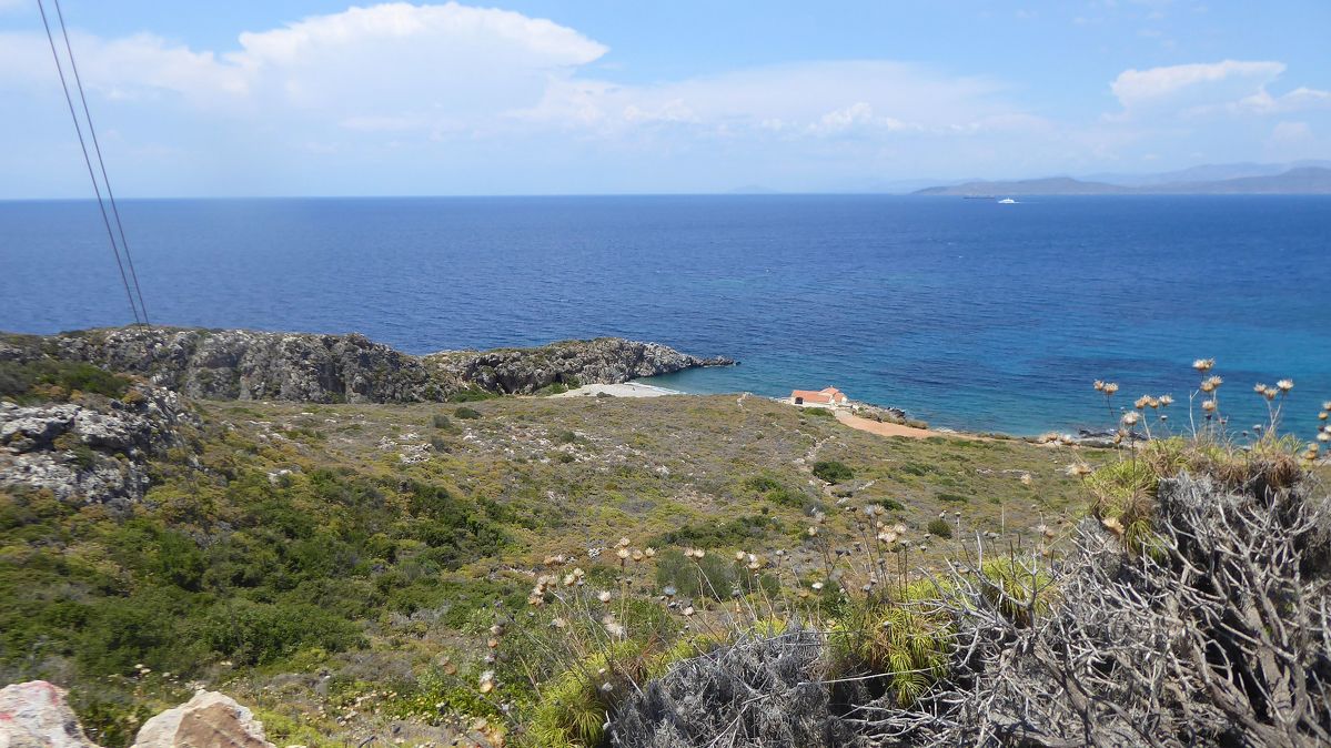 Pod majákem se nachází pláž Ag. Nikolaos se stejnojmenným kostelíkem. Pláž je hodně větrná, ale šnorchlování je tady suprové
