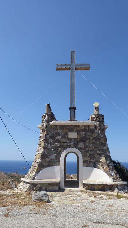 Další zastávku jsme udělali u velkého kříže Stavros, odkud je už na klášter vidět