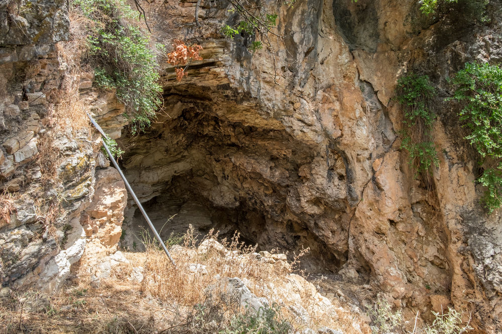 Jeskyně Evmaios není tak snadno dostupná jako Rizes. Musíte absolvovat poměrně náročný sestup, aby jste ji našli.