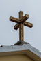 Kříž na kostelu Nanebevzetí Panny Marie v Perachori.