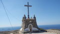 Kříž Stavros stojí na kopci nad klášterem