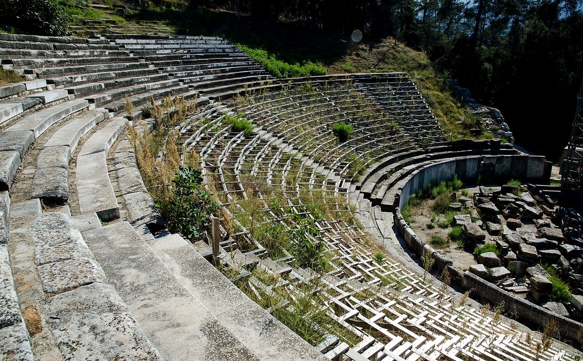 Vystupujeme k Akropoli kolem starověkého divadla