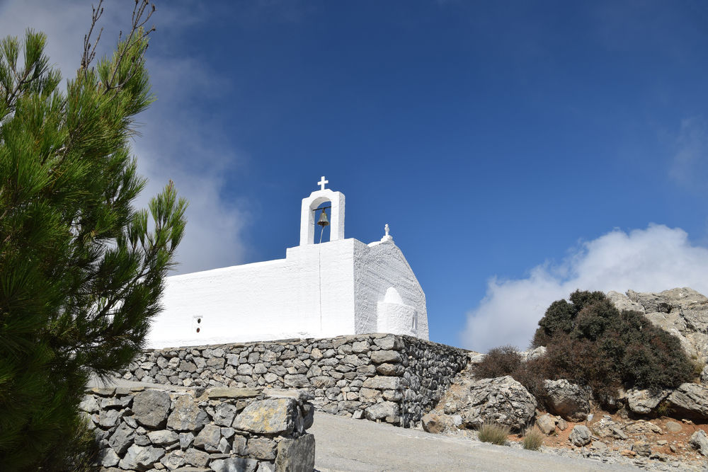 Těsně pod vrcholem stojí i kostelík Timios Stavros …
