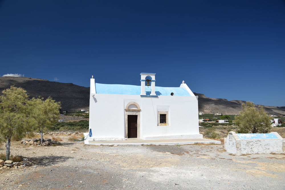 ... dojdeme až ke kostelíku nad pláží Argilos, který se nachází na vyvýšeném místě ...
