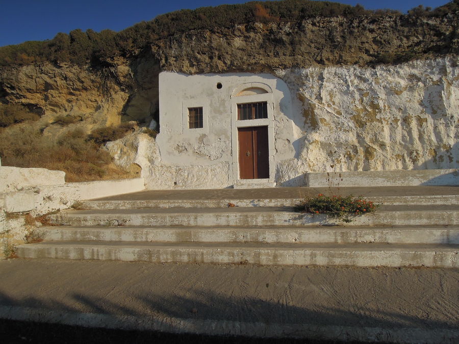 Hledali jsme v Mitatě starý olivový lis a objevili tento bezejmenný skalní kostelík