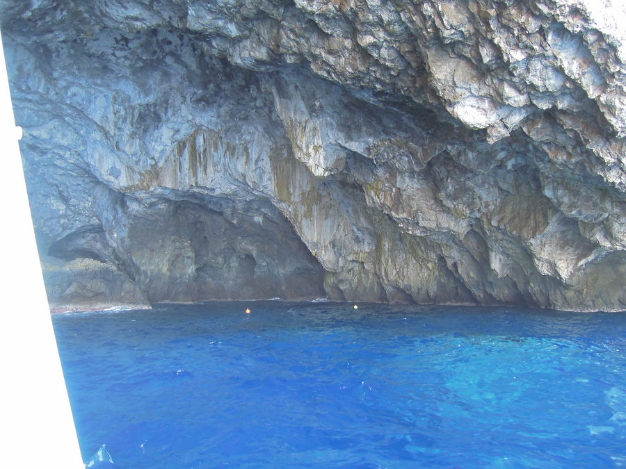 Samotná plavba byla zážitkem, tak rychle jsme snad ještě na vodě neletěli a tady už je jeskyně na ostrůvku Chytra. Obkroužili jsme ostrůvek, je to vlastně jedno velké skalisko s jeskyní uprostřed moře.