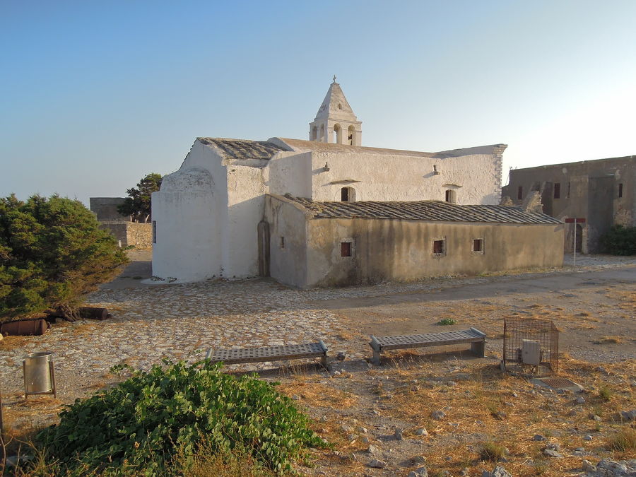 Jeden z kostelíků uvnitř hradu, jak je zvykem, je zavřeno.