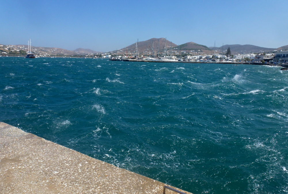 Moře bylo rozdováděné a silný vítr zamezil i výletům na Délos a Mykonos