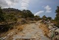 Ještě kousek po chodníku z mramorových kamenů nám zbývá k našemu cíli - jeskyni Foros. Na Andru je naštěstí poměrně hodně řeckých turistů, hlavně o víkendu a ti rádi navštěvují takováto místa.