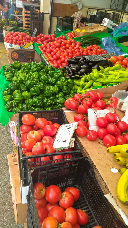 Prošli jsme si pak tržnici v Agoře a oči nám přecházely nad nabídkou ovoce a zeleniny místní produkce. Tržnice je úplně mimo hlavní třídy s butiky zaměřené na turisty a nakupují v ní hlavně obyvatelé Kerkyry. Vřele doporučuji navštívit