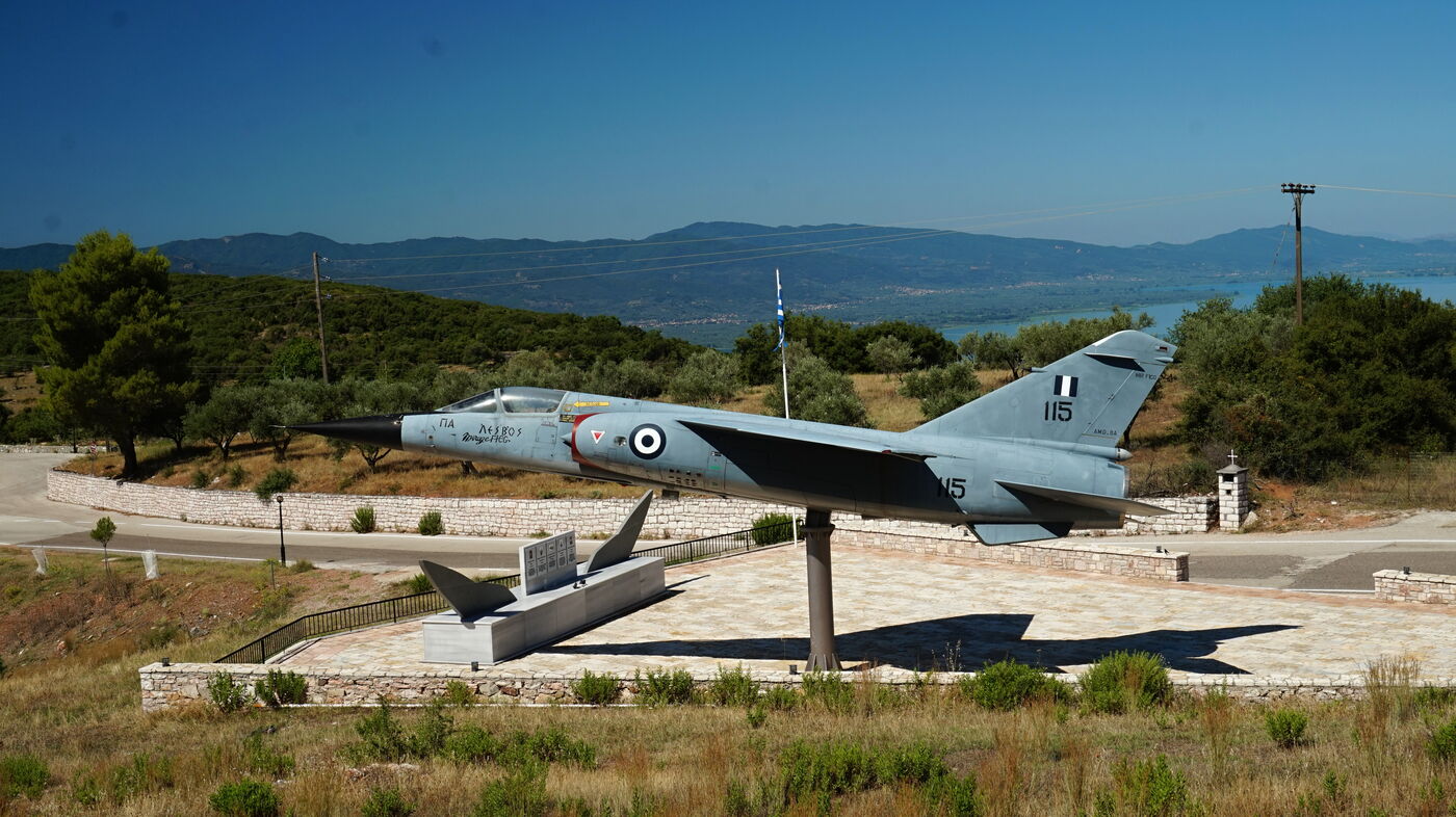 Korintský prstýnek - Kousek nad městem Thermo zastavujeme u vyřazené Mirage. Slouží jako památník padlým pilotům druhé světové války, balkánských konfliktů, ale i neštěstí při misích.