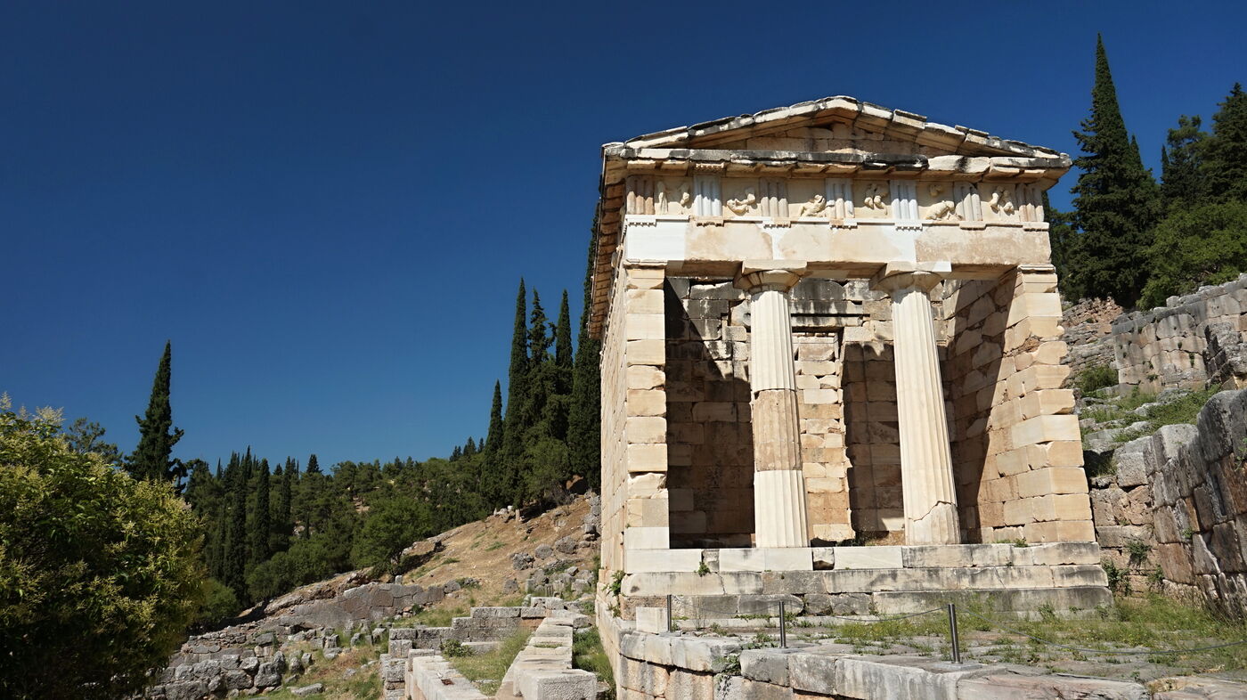 Korintský prstýnek - Stoupáme vzhůru posvátnou cestou k Apollónově chrámu a míjíme klenotnici kam své dary ukládalo město Athény.