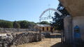 Po občerstvení ještě vystoupáme nad vesnici ke kostelu Taxiarchon. Je sice zavřený, ale místo je to hezké