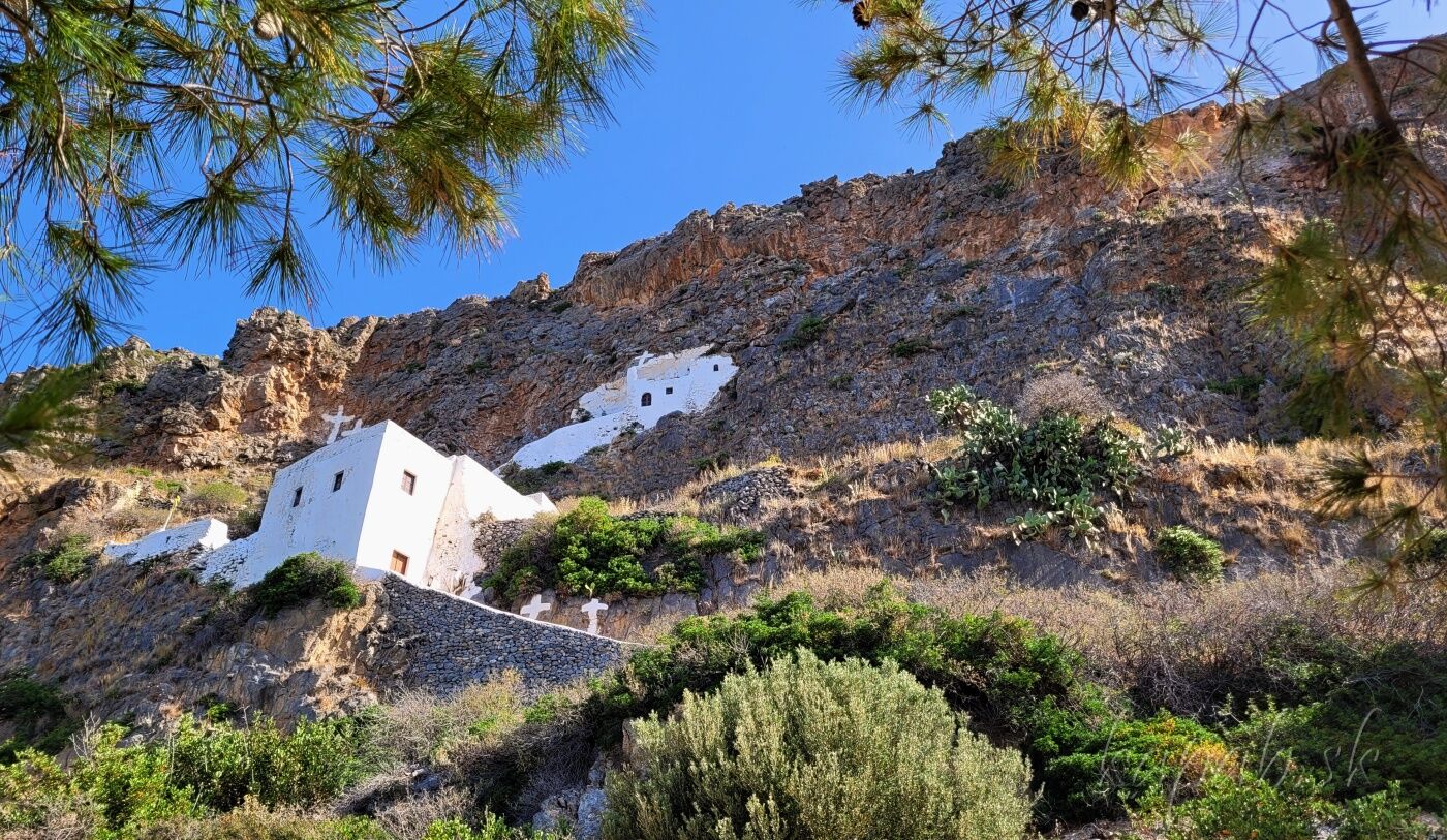 Kláštor Agios Ioannis en Krimno - na skale. Chodník k nemu je zarastený, vchod zamknutý.