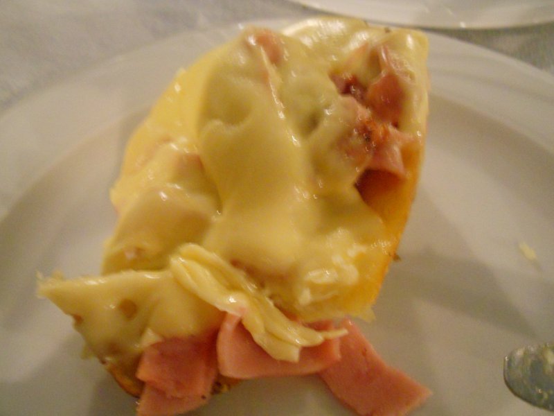 Zapečená brambora se šunkou a sýrem